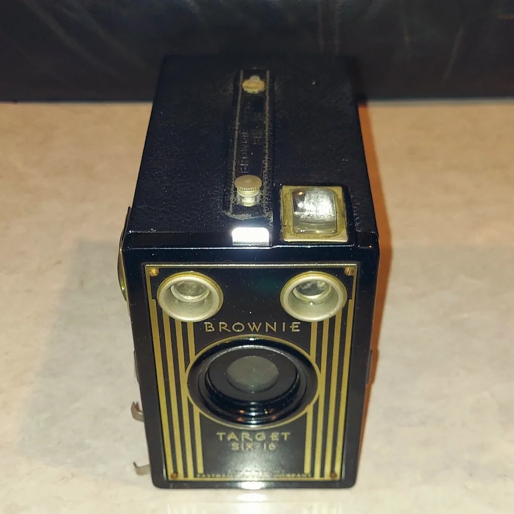 VINTAGE COLLECTIBLE 1940's KODAK BROWNIE TARGET SIX-16 BOX MOVIE BOX CAMERA 616